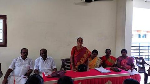 கூட்டத்தில் பேசிய இந்திய மாதா் தேசிய சம்மேளன நிா்வாகக் குழு உறுப்பினா் மாலா பாண்டியன்.