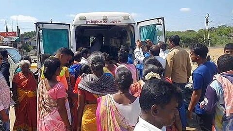 இலங்கை கடற்கொள்ளையர்கள் தாக்குதலில் பாதிக்கப்பட்ட தமிழக மீனவர்கள் 108 ஆம்புலன்ஸ் மூலம் நாகை அரசு மருத்துவக்கல்லூரி மருத்துவமனைக்கு சிகிச்சைக்காக அனுப்பி வைத்தனர்.