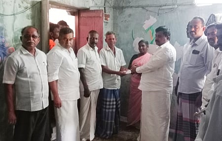 பாதிக்கப்பட்ட குடும்பத்துக்கு நிவாரண உதவி வழங்கும் எம்எல்ஏ நிவேதா எம். முருகன்.