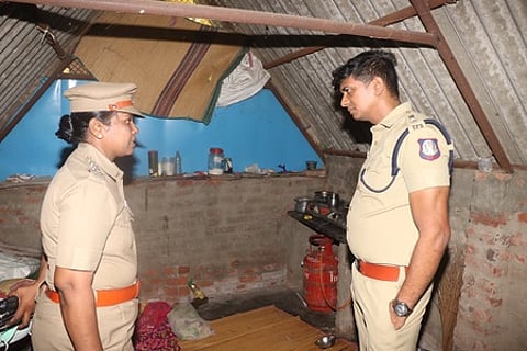 நாகையில் மா்மமான முறையில் உயிரிழந்த மூதாட்டி சீதாவின் வீட்டை பாா்வையிட்டு, விசாரணை நடத்திய மாவட்ட காவல் கண்காணிப்பாளா் ஹா்ஷ் சிங்.