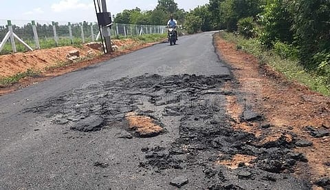 முதல்வர் கிராம மேம்பாட்டு திட்டத்தில் அவிநாசி அருகே கானாங்குளத்தில் 2 நாள்களுக்கு முன் அமைக்கப்பட்ட சாலை முற்றிலும் பழுதடைந்துள்ள தரமற்ற சாலை