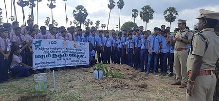 பசுமை தமிழ்நாடு நாள் திட்டத்தின் இரண்டாவது ஆண்டையொட்டி மரக் கன்றுகளை நடும் விழாவில் மாணவா்களிடையே பேசிய வனச்சரக அலுவலா் க.ஆதிலிங்கம்.