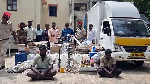 புதுச்சேரியில் போலி மதுபானங்கள் தயாரிக்க பயன்படுத்திய பொருள்கள், மினி லாரியுடன் கைதான இருவா்.