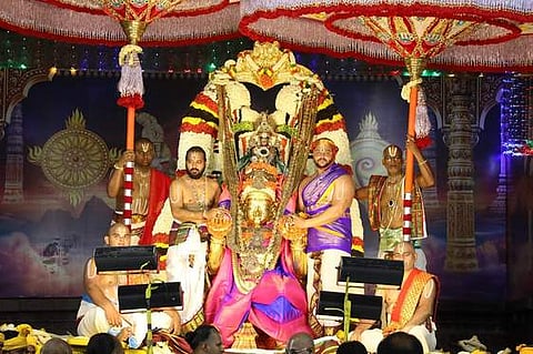 பிரம்மோற்சவம்: சூரிய, சந்திர பிரபை வாகனங்களில் மலையப்ப சுவாமி வலம்