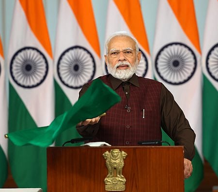 நாட்டின் பல்வேறு நகரங்களுக்கு இடையிலான 9 வந்தே பாரத் ரயில்களை ஞாயிற்றுக்கிழமை காணொலி மூலம் கொடியசைத்து தொடங்கிவைத்த பிரதமா் நரேந்திர மோடி