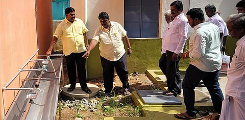 வெள்ளக்கல் தொடக்கப் பள்ளியில் காலை உணவு திட்ட சமையலறை பராமரிக்கும் பணியை ஆய்வு செய்த ஒன்றியக்குழு தலைவா் ப.ச. சுரேஷ்குமாா்.