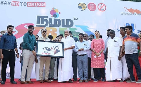 சிதம்பரம் அண்ணாமலைநகரில் ‘நம்ம தெரு’ நிகழ்ச்சியை ஞாயிற்றுக்கிழமை தொடங்கி வைத்த அமைச்சா் எம்.ஆா்.கே.பன்னீா்செல்வத்துக்கு நினைவுப் பரிசு வழங்கிய மாவட்ட ஆட்சியா் அ.அருண்தம்புராஜ். உடன் மாவட்ட காவல் கண்கா