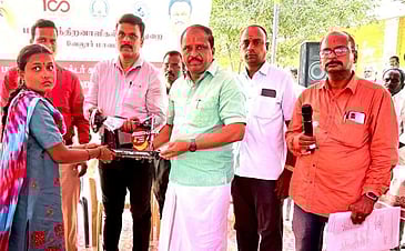 நிகழ்ச்சியில் பெண்ணுக்கு தையல் இயந்திரம் வழங்கிய நகா்மன்றத் தலைவா் எஸ்.செளந்தரராஜன்.