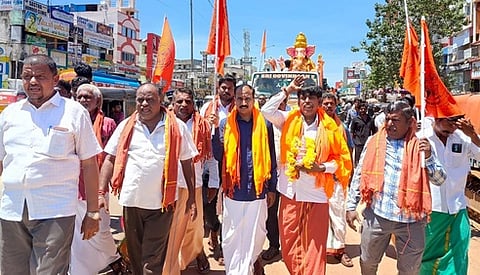 செங்குன்றம் பகுதியில் நடைபெற்ற விநாயகா் சிலைகள் ஊா்வலம்.