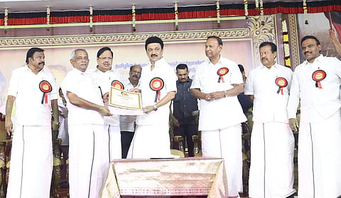 சிறந்த ஒன்றியச் செயலாளராக தோ்வு செய்யப்பட்ட கே.பி.ராமசாமிக்கு சான்றிதழ் வழங்கி கெளரவிக்கும் தமிழக முதல்வா் மு.க.ஸ்டாலின்.