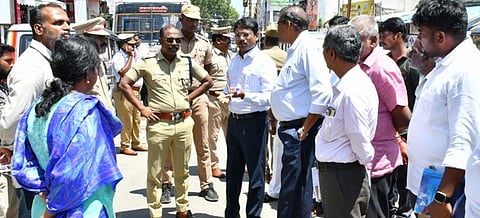 சிமென்ட் சாலை அமைக்கும் பணியின் முன்னேற்றம் குறித்து அதிகாரிகளுடன் ஆலோசனை நடத்திய மாவட்ட ஆட்சியா் பா.முருகேஷ்.