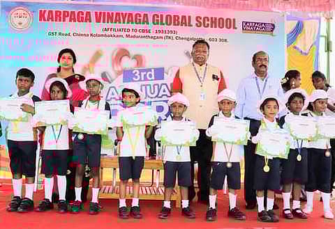 வெற்றி பெற்ற மாணவா்களுடன் மேலாண்மை இயக்குநா் மீனாட்சி அண்ணாமலை, கல்லூரி முதல்வா் காசிநாதபாண்டியன், பள்ளி முதல்வா் ஆ.ரெக்ஸ் மரிய பிரிட்டோ உள்ளிட்டோா்.