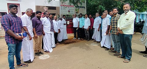 சிங்கம்புணரியில் மின்கட்டண உயா்வை கண்டித்து ஒருநாள் கதவடைப்பு போராட்டத்தில் ஈடுபட்டு, திங்கள்கிழமை கோரிக்கை மனுவை தபால் பெட்டியில் போட்ட கயிறு தயாரிக்கும் தொழிலாளா்கள்.