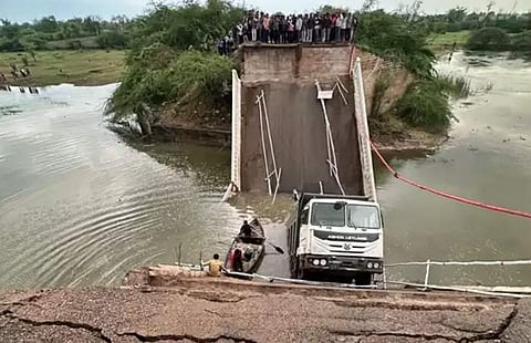 குஜராத்தில் பழைய பாலம் இடிந்து விழுந்து 4 பேர் காயம்