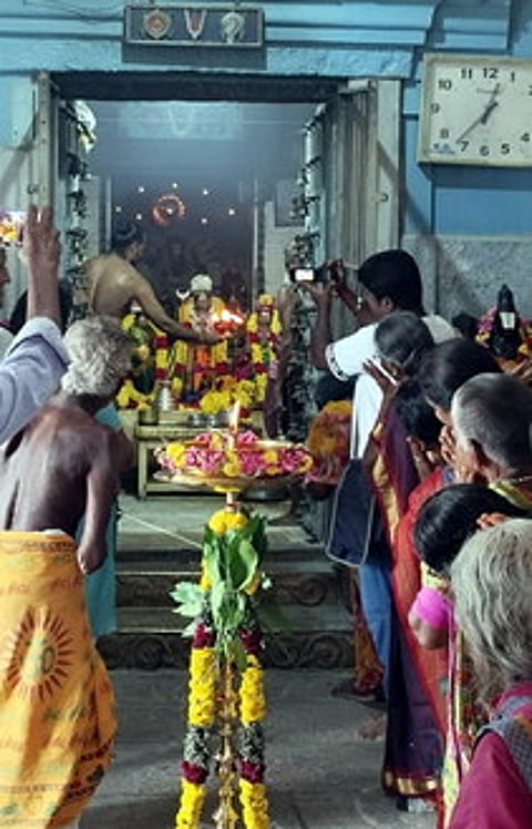 காரைக்கால் கோதண்டராமா் பெருமாள் கோயிலில் சிரவண தீபம் ஏற்றப்பட்டு பெருமாளுக்கு நடைபெற்ற ஆராதனை.