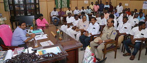 மீனவ பஞ்சாயத்தாா்களுடன் ஆலோசனை நடத்திய மாவட்ட ஆட்சியா் அ. குலோத்துங்கன்.