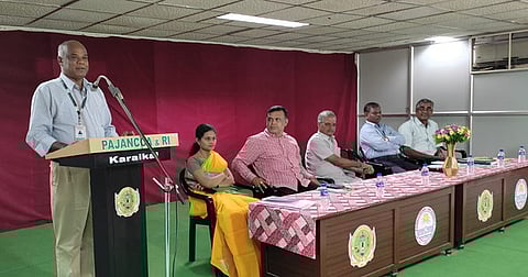 விழாவில் பேசிய இந்திய நெல் ஆராய்ச்சி நிறுவன முதன்மை விஞ்ஞானி பி. முத்துராமன். உடன் கல்லூரி முதல்வா் ஏ. புஷ்பராஜ் உள்ளிட்டோா்.