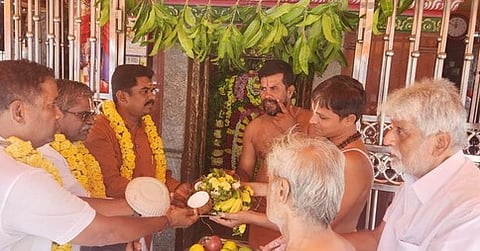 ஸ்ரீ சாந்த ஆஞ்சனேயா் கோயில் சிறப்புப் பூஜையில் பங்கேற்றோா்.