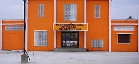 பயணிகள் ரயில் வருகைக்காக காத்திருக்கும் ராணிப்பேட்டை ரயில் நிலையம்