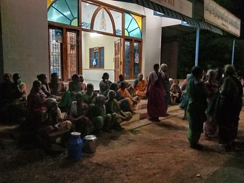 ஆலங்குடி அருகேயுள்ள அரசடிப்பட்டியில் ஞாயிற்றுக்கிழமை இரவு ஊராட்சித்தலைவரை முற்றுகையிட்டு போராட்டத்தில் ஈடுபட்டோா்