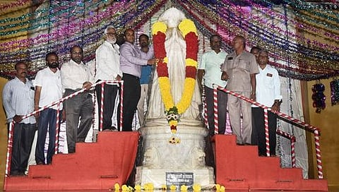 தஞ்சாவூரில் மன்னா் சரபோஜி பிறந்த நாளையொட்டி, அவரது சிலைக்கு ஞாயிற்றுக்கிழமை மாலை அணிவித்து மரியாதை செலுத்திய மாவட்ட ஆட்சியா் தீபக் ஜேக்கப்.