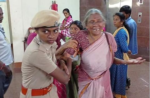 தற்கொலை முயற்சியில் ஈடுபட்ட மூதாட்டி.