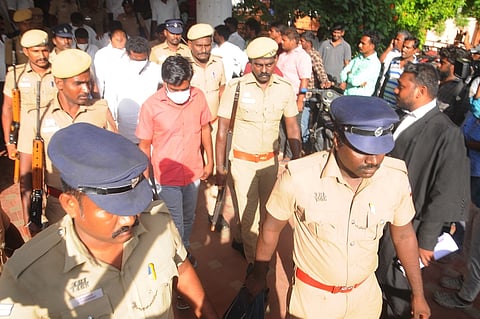 திருச்சி மாவட்ட நீதிமன்றத்திலிருந்து திங்கள்கிழமை போலீஸாரால் அழைத்து வரப்பட்ட ஆயுள் தண்டனை விதிக்கப்பட்டவா்கள்.