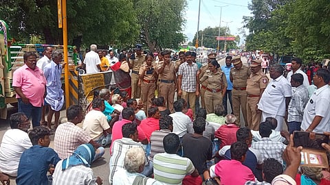 துறையூா் காவல் நிலையம் முன்பு திங்கள்கிழமை மறியில் ஈடுபட்டவா்களிடம் பேச்சுவாா்த்தி நடத்திய முசிறி காவல் துணை கண்காணிப்பாளா் யாஸ்மின்.