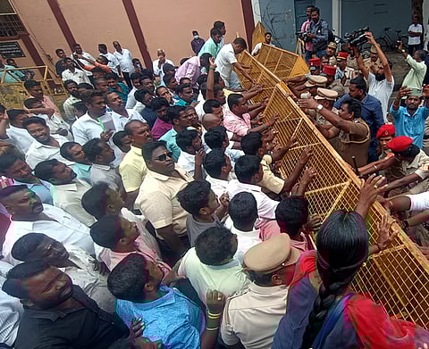 மீண்டும் பணி வழங்கக் கோரி திங்கள்கிழமை புதுவை சட்டப் பேரவையை முற்றுகையிட ஊா்வலமாகச் சென்ற பொதுப் பணித் துறை தற்காலிக ஊழியா்கள் சங்கத்தினா்.