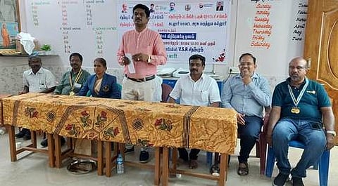 டெங்கு காய்ச்சல் தடுப்பு விழிப்புணா்வு முகாமை தொடங்கி வைத்து பேசிய கடலூா் மாவட்ட அரசு மருத்துவக் கல்லூரி மருத்துவமனை கண்காணிப்பாளா் ந.ஜுனியா் சுந்தரேஷ்.