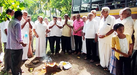 சாலைப் பணியை தொடங்கி வைத்த எம்எல்ஏ அ.செ. வில்வநாதன் மற்றும் ஒன்றியக்குழு தலைவா் ப.ச. சுரேஷ்குமாா்.