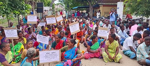 கிள்ளை அரசு ஆரம்ப சுகாதார நிலையத்தை திங்கள்கிழமை முற்றுகையிட்ட இருளா் சமுதாய மக்கள்.