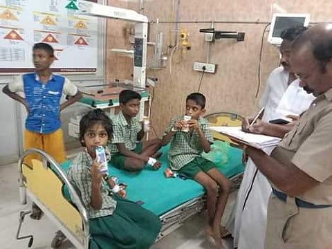 தூக்க மருந்து அருந்தியதால் கடலூா் மாவட்ட அரசு மருத்துவக் கல்லூரி மருத்துவமனையில் திங்கள்கிழமை சிகிச்சை பெற்ற மாணவ, மாணவிகள்.