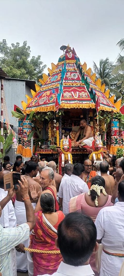இந்திராநகா் ஸ்ரீனிவாச பெருமாள் கோயிலில் திங்கள்கிழமை நடைபெற்ற தேரோட்டம்.