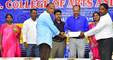 கருத்தரங்கில் கலந்துகொண்ட பட்டப் படிப்பு மாணவா்களுக்கு பங்கேற்புச் சான்றிதழ் வழங்கிய கே.எம்.ஜி. கல்லூரி முதல்வா் மு.செந்தில்ராஜ்.