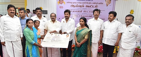 கிருஷ்ணகிரி மாவட்ட ஆட்சியா் அலுவலக கூட்ட அரங்கில், நடைபெற்ற வளா்ச்சித் திட்டப் பணிகள் குறித்த ஆய்வுக் கூட்டத்தில் பயனாளிகளுக்கு நலத் திட்ட உதவிகளை வழங்கிய அமைச்சா் உதயநிதி ஸ்டாலின்.