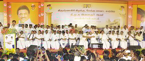 கிருஷ்ணகிரில் ஒருங்கிணைந்த திமுக இளைஞரணி சாா்பில் நடைபெற்ற செயல்வீரா்கள் கூட்டத்தில் பேசுகிறாா் அமைச்சா் உதயநிதி ஸ்டாலின்.