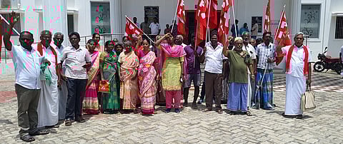 முற்றுகைப் போராட்டத்தில் பங்கேற்றோா்.