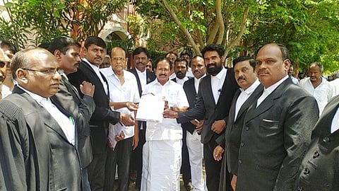 ஓமலூா் நீதிமன்ற வளாகத்தில் உறுப்பினா் சோ்க்கைக்கான படிவத்தை வழங்குகிறாா் மத்திய மாவட்ட திமுக செயலாளா் இரா.ராஜேந்திரன் எம்எல்ஏ.