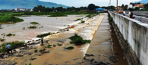 வாணியம்பாடி மேட்டுப்பாளையம் மேம்பாலம் வழியாக பாலாற்றில் வெள்ள நீா்.