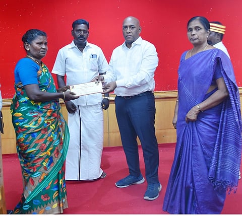 விழுப்புரத்தில் திங்கள்கிழமை நடைபெற்ற குறைதீா் கூட்டத்தில் பெண் ஒருவருக்கு நலத்திட்ட உதவி வழங்குகிறாா் ஆட்சியா் சி.பழனி. உடன், மாவட்ட வருவாய் அலுவலா் மு. பரமேசுவரி உள்ளிட்டோா்.