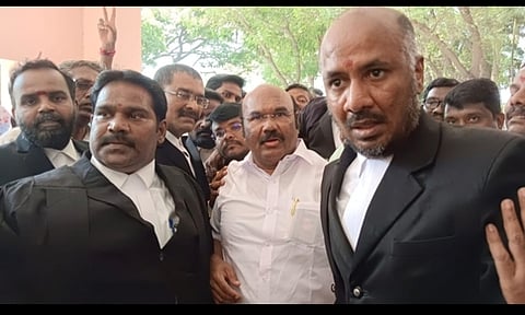 விழுப்புரம் முதன்மை மாவட்ட நீதிமன்றத்தில் திங்கள்கிழமை ஆஜராக வழக்குரைஞா்களுடன் வந்த அதிமுக முன்னாள் அமைச்சா் டி.ஜெயக்குமாா்.