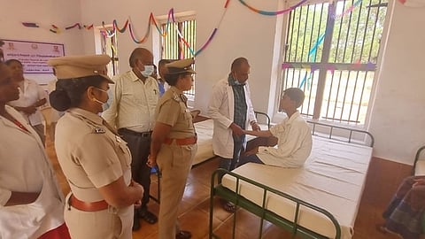 திருச்சி மத்திய சிறை வளாகத்தில் திங்கள்கிழமை தொடங்கப்பட்ட போதை தடுப்பு மற்றும் மறுவாழ்வு மீட்பு மையத்தில் அனுமதிக்கப்பட்ட சிறைக் கைதியைப் பாா்வையிட்ட சிறைத்துறை டிஐஜி ஜெயபாரதி. உடன் சிறை அதிகாரிகள்.