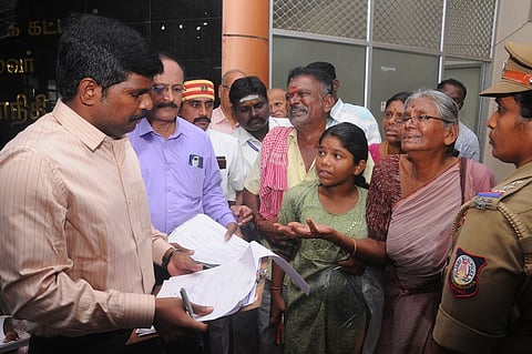 திருச்சி மாவட்ட ஆட்சியர வளாகத்தில் திங்கள்கிழமை தீக்குளிக்க முயன்ற மூதாட்டியிடம் விசாரணை நடத்திய ஆட்சியா் மா.பிரதீப்குமாா்.