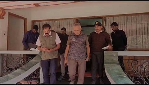 உதகை வன அலுவலகத்தில் விசாரணை முடித்துவிட்டு வரும் தேசிய புலிகள் ஆணைய அதிகாரிகள்.