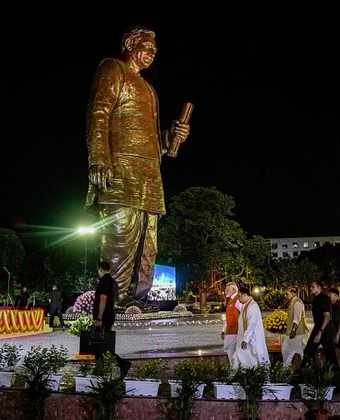 புது தில்லியில் தீனதயாள் உபாத்யாய சிலை திறப்பு நிகழ்ச்சியில் பிரதமா் மோடி, மத்திய அமைச்சா் ராஜ்நாத் சிங், பாஜக தேசியத் தலைவா் ஜெ.பி.நட்டா.