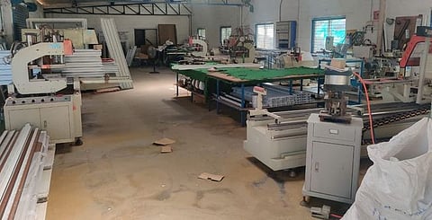 உற்பத்தி நிறுத்தப் போராட்டத்துக்கு ஆதரவு தெரிவித்து ஈரோடு சென்னிமலையில் திங்கள்கிழமை செயல்படாமல் இருந்த பிவிசி கதவு தயாரிக்கும் ஆலை.