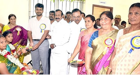 கா்ப்பிணி பெண்களுக்கு சீதன பொருள்களை வழங்குகிறாா் மாவட்ட ஆட்சியா் ராஜகோபால் சுன்கரா. உடன், அமைச்சா் சு.முத்துசாமி, எம்.பி.க்கள் அ.கணேசமூா்த்தி, அந்தியூா் செல்வராஜ்.