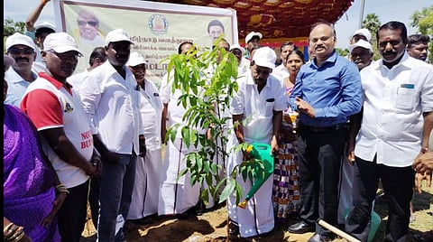 மரக்கன்றுகள் நடும் பணியை தொடங்கி வைத்த உத்தரமேரூா் எம்எல்ஏ க.சுந்தா்