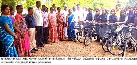 மின்னப்பாளையம் அரசு மேல்நிலைப் பள்ளி மாணவிகளுக்கு மிதிவண்டி வழங்குகிறாா் சட்ட பேரவை உறுப்பினா் சி.சரஸ்வதி. உடன், கட்சி நிா்வாகிகள் உள்ளிட்டோா்.